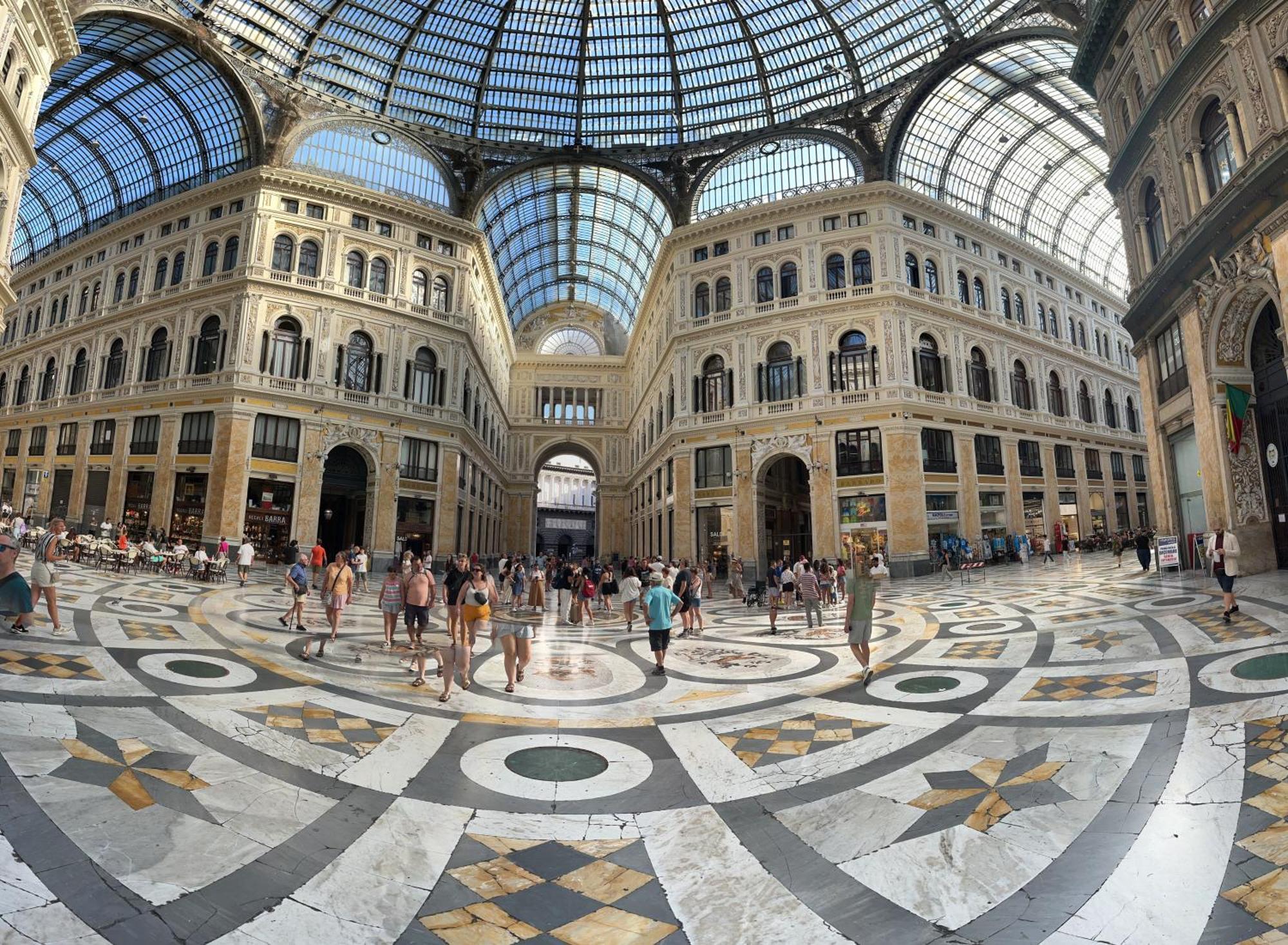 Le Piazze Di Napoli